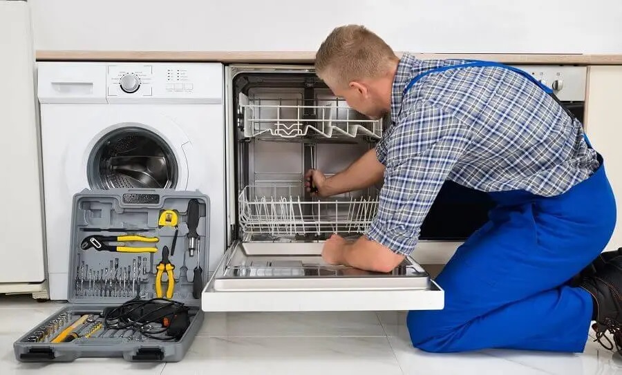 Yenimahalle Electrolux servisi teknisyen ekibi beyaz eşya tamiri yaparken